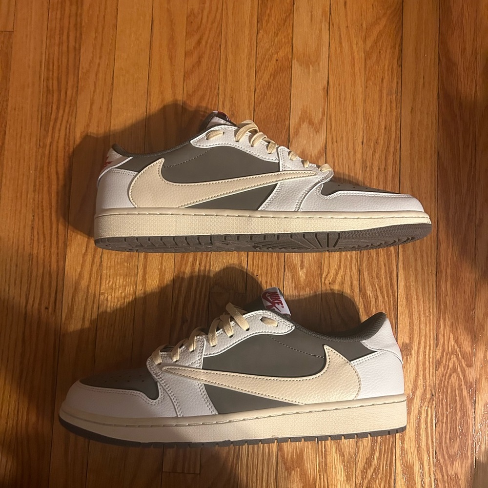 Jordan 1 Low Reverse Mochas
